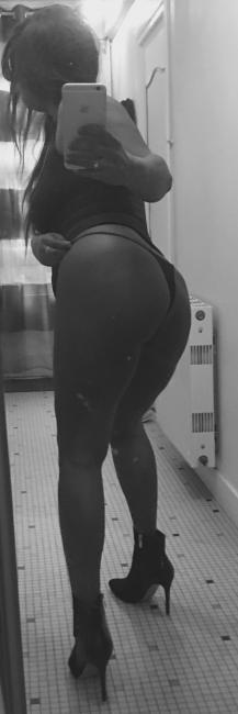Masseuse métisse aux doigts magique